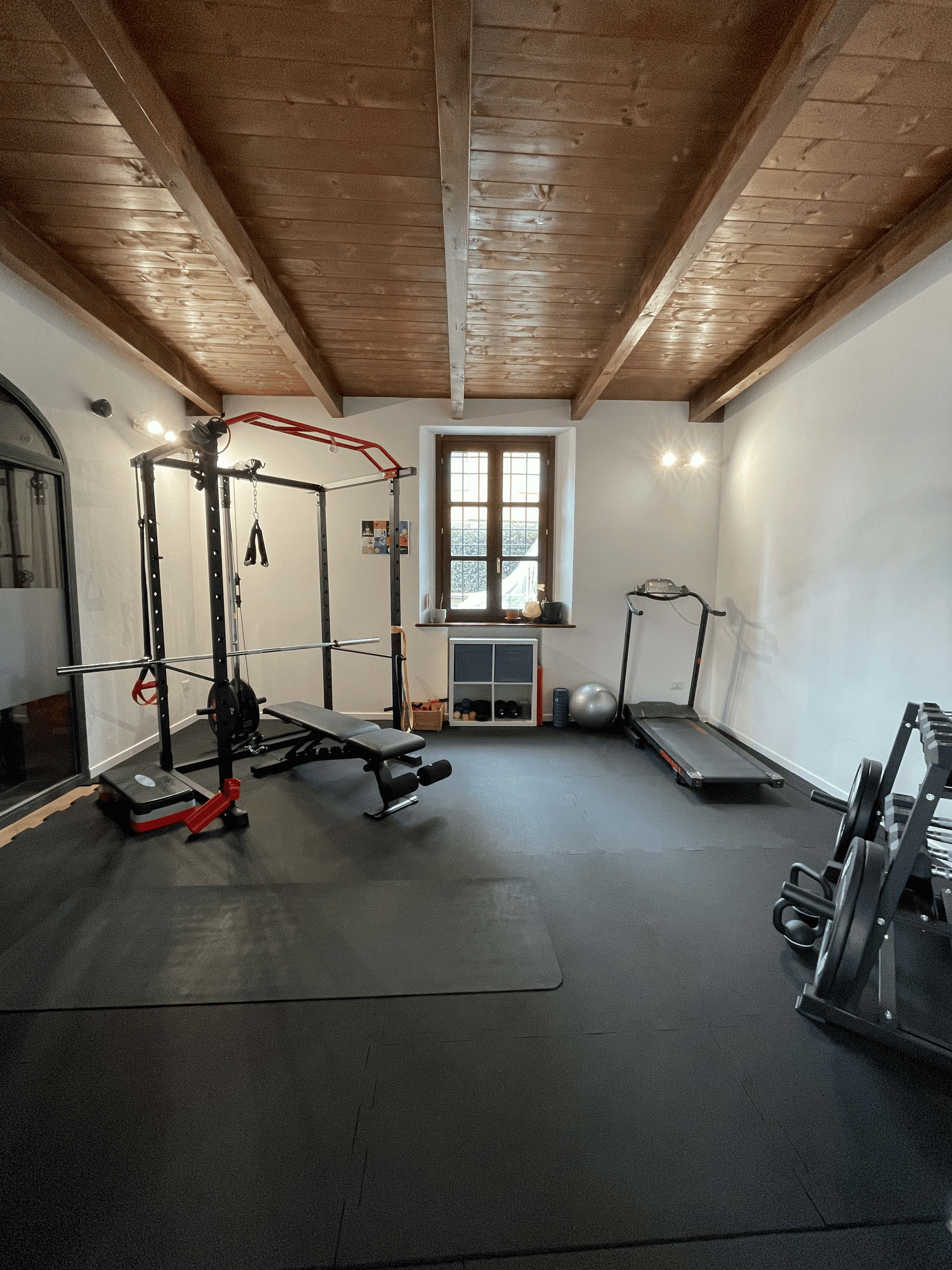 Palestra Adapt attrezzata con Power Rack, tapis roulant e altri attrezzi