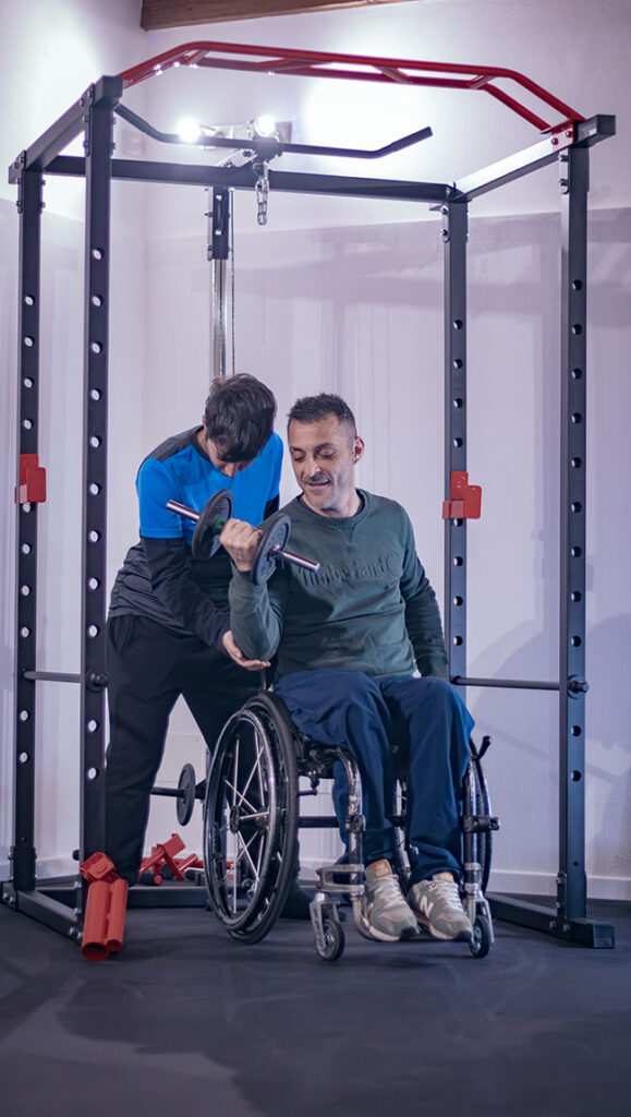 Mary al lavoro con un ragazzo su sedia a ruote